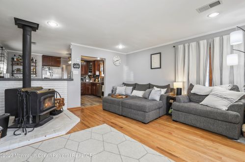 4 Krueger Pl, Middletown NJ  07748-5729 exterior