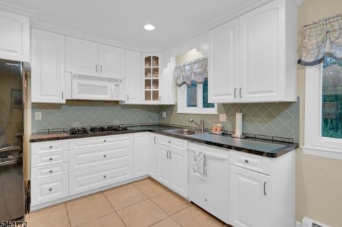 81 Mountain Cir, West Milford Lakes NJ  07480-3211 exterior