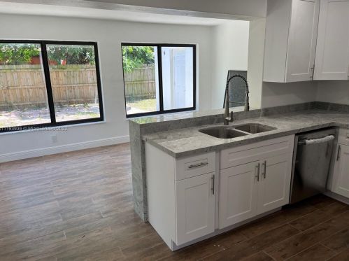 7020 27th Ct, Hollywood FL  33023-3706 exterior