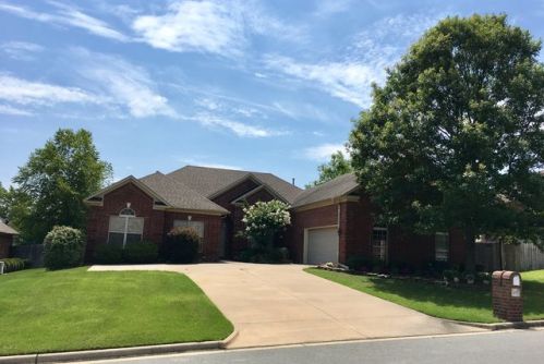 105 Creek Valley Ln, North Little Rock, AR 72113-6994