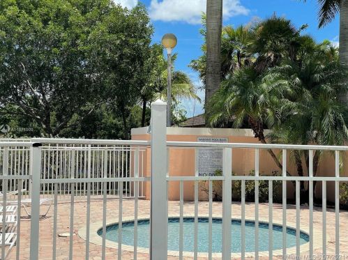 524 208 Dr, Hollywood FL 33029-2198 exterior