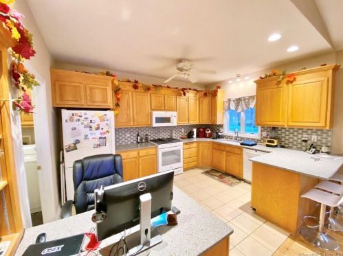 2 Merrigan Ln, Windsor Locks, CT 06096-1573