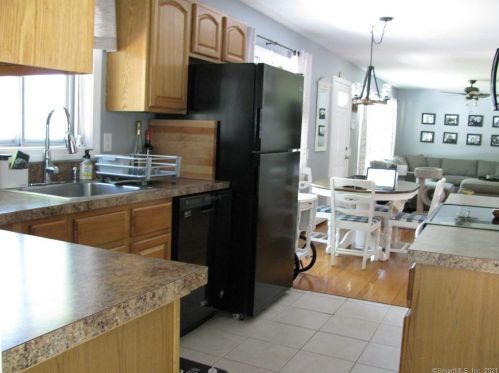 24 Mohican Ln, Wallingford CT  06492-2810 exterior