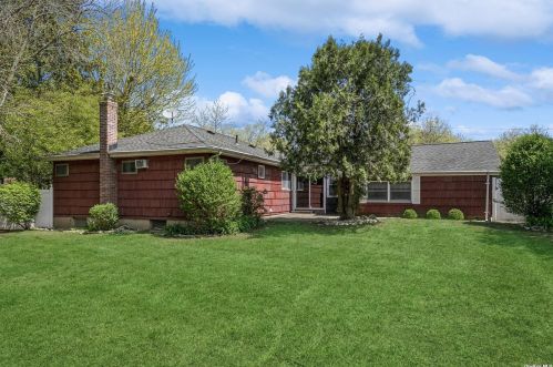 3 Mansfield Ln, Elwood NY  11731-4132 exterior