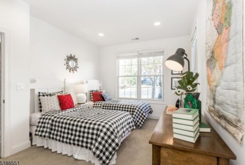 102 Quarry Dr, West Paterson NJ  07424-4255 exterior