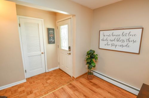 248 Hazel Ln, Chenequa, WI 53029-1809