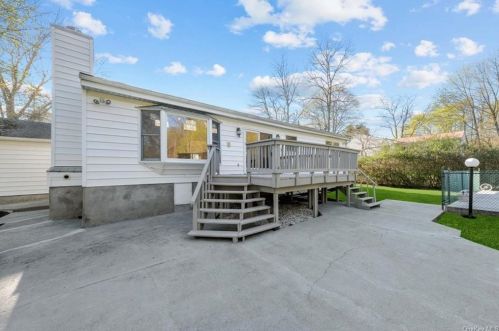 2856 Brookfield Dr, Yorktown Hgts NY  10598-2402 exterior
