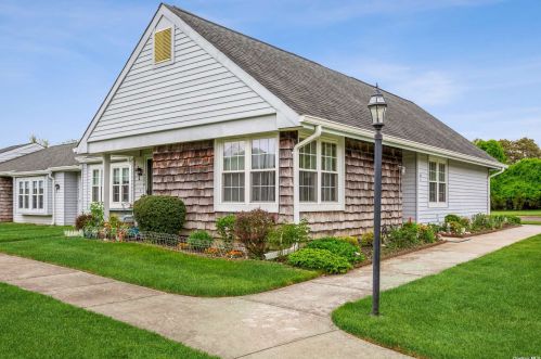 427 Aylesbury Ct, Panamoka, NY 11961-1436