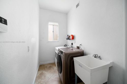 211 15th St, Dania Beach FL  33004-4244 exterior