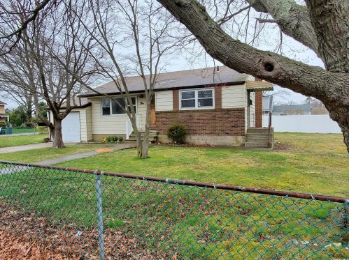 1 2nd St, Holbrook, NY 11741-1710