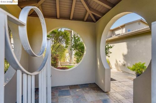 13349 Campus Dr, Oakland CA  94619-3709 exterior