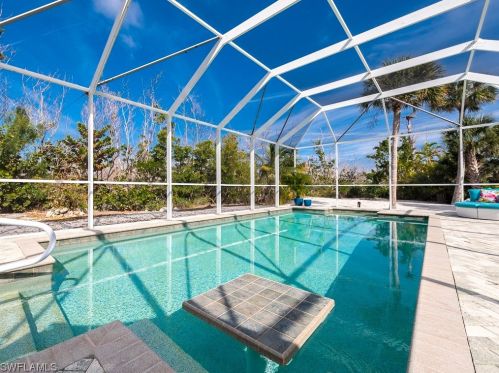 5690 Pne Tree Dr, Sanibel FL 33957-2304 exterior