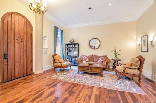 32 Hoop Pole Hill Rd, Woodbury, CT 06798-1923