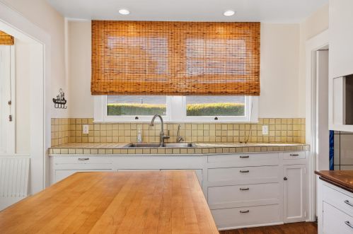 22 Islay St, Santa Barbara CA  93101-2423 exterior