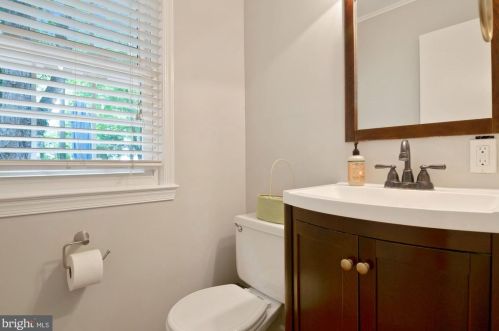 9514 Wallingford Dr, Springfield VA 22015-1738 exterior