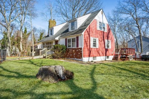 33 Hewlett Dr, Scotts Beach, NY 11789-3013