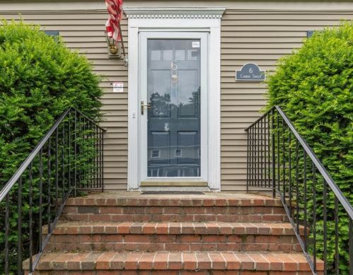 6 Caribou St, Bedford, MA 01730-1921