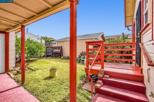 8100 Hillside St, Oakland CA 94603-1921 exterior