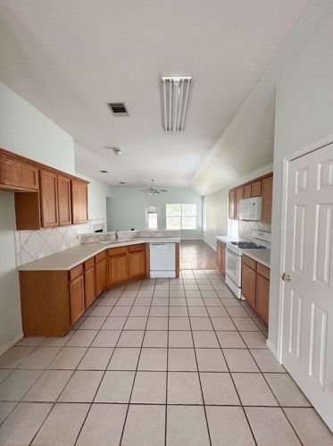 141 Greenside Ln, Georgetown TX  78633-4396 exterior