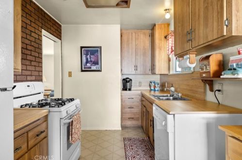 15328 Cranbrook Ave, Lawndale CA  90260-2425 exterior