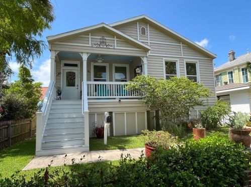 1216 Ball St, Galveston, TX 77550-5018