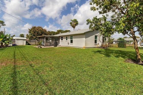 5324 Greenwood Dr, Delray Beach FL  33484-1133 exterior