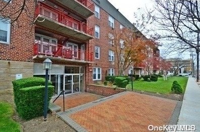 60 Hempstead Ave, Lynbrook NY  11563-1642 exterior