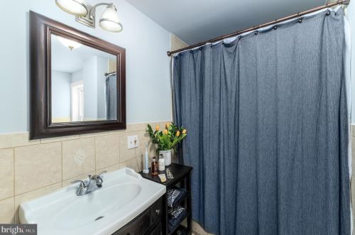 2217 Carpenter St, Philadelphia PA 19146-2517 exterior