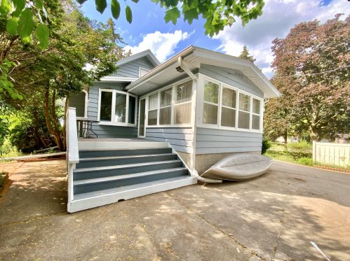 1207 Buena Vista Ave, Waukesha, WI 53188-3858