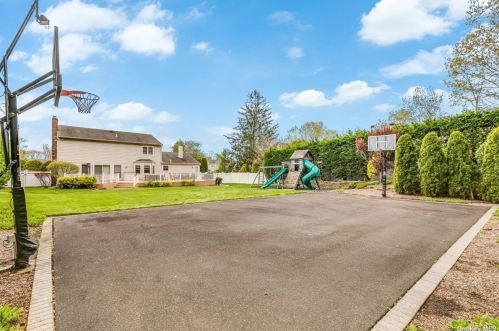 74 Stonehurst Ln, Huntington Station NY 11746-7935 exterior