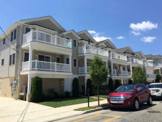 310 Pine Ave, Wildwood Crest, NJ 08260-4957