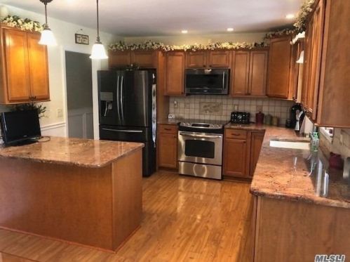 35 Broadway, Holtsville, NY 11742-1614