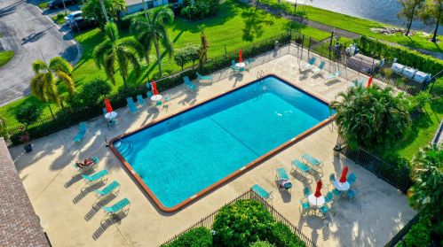 5274 Jog Ln, Delray Beach FL  33484-6621 exterior