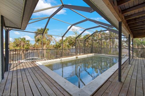 3060 Gulf Dr, Sanibel, FL 33957-5610