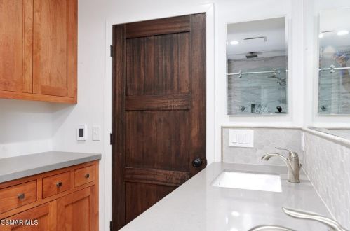 14363 Collins St, Van Nuys CA 91316-1030 exterior