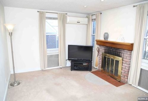 54 Golf Ct, Teaneck, NJ 07666-5517