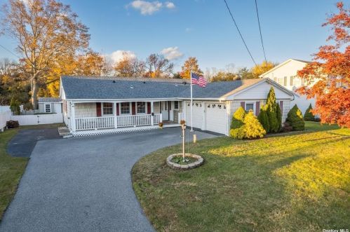 221 Sandpiper Ln, Babylon, NY 11704-8505
