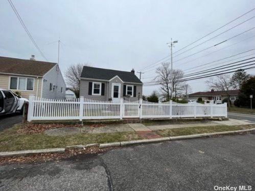199 Erie Ave, North Lindenhurst, NY 11757-4148