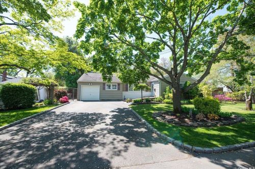 44 Shaw Ave, Islip Manor, NY 11751-2420