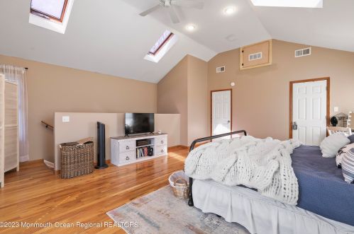 4 Krueger Pl, Middletown NJ  07748-5729 exterior