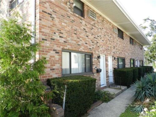 15 Washington Ave, Amityville, NY 11701-1735