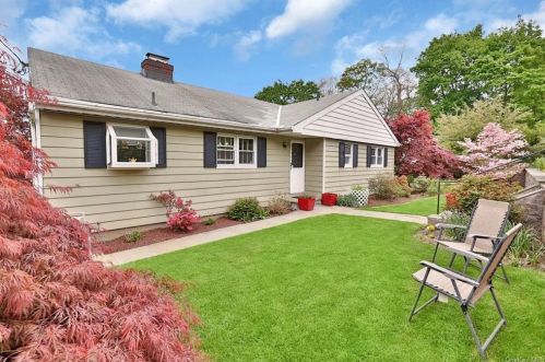 61 Cedar Ln, Crotonville, NY 10562-2436