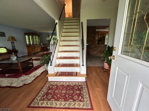 2 Grandin Dr, Flemington, NJ 08822-4638