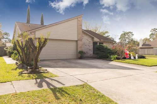 7002 Foxvalley Ln, Humble, TX 77338-1300
