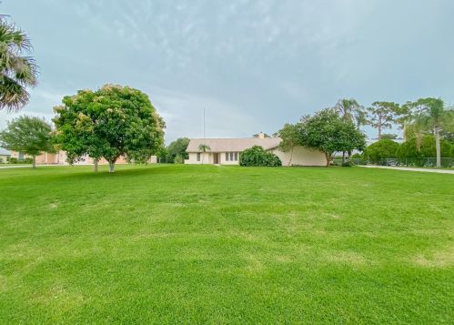 5512 Silver Oak Dr, Fort Pierce, FL 34982-7464