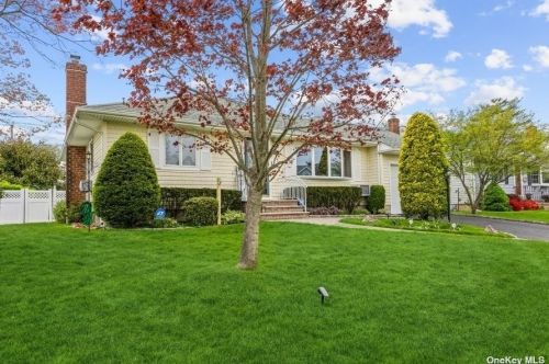 2880 Lindale St, North Wantagh, NY 11793-2309