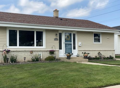9420 Eden Pl, Milwaukee, WI 53228-1410