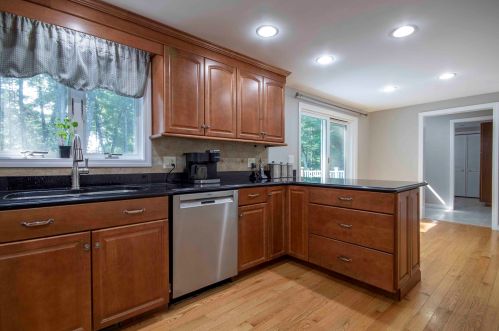 8 Cathedral Cir, Nashua NH 03063-2716 exterior