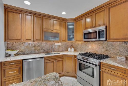 2 Covington Ct, East Brunswick NJ  08816-5127 exterior