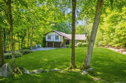 4 Kelly Ct, Stormville, NY 12582-5609
